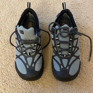 New Keen waterproof hiking shoes. Women’s size 8.5.